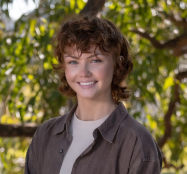 Headshot of Ellie